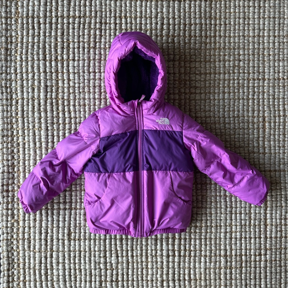 The North Face girls winter coat. Size 5T. Great condition.